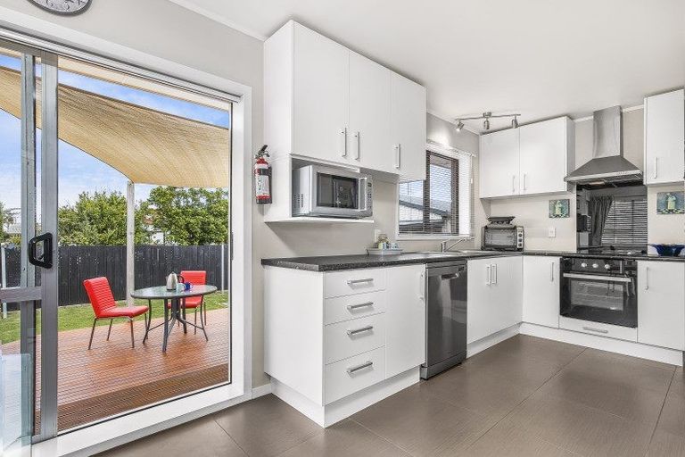 Photo of property in 34 Hadley Wood Drive, Wattle Downs, Auckland, 2103