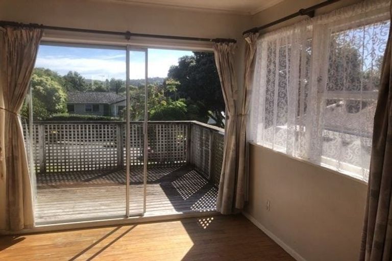 Photo of property in 11 Aplin Place, Birkdale, Auckland, 0626
