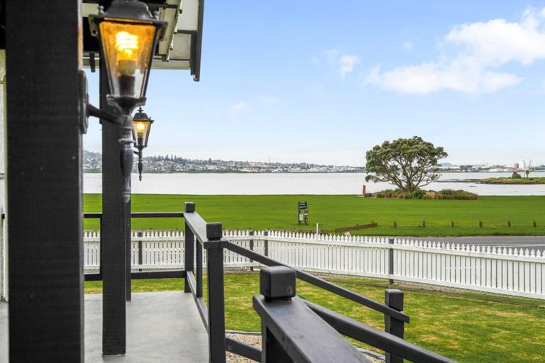Photo of property in 81 Kiwi Esplanade, Mangere Bridge, Auckland, 2022