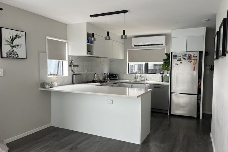 Photo of property in 11 Lumbarda Drive, Kumeu, 0810