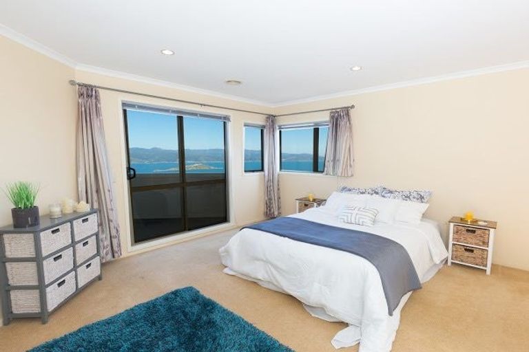 Photo of property in 42 Dress Circle, Newlands, Wellington, 6037