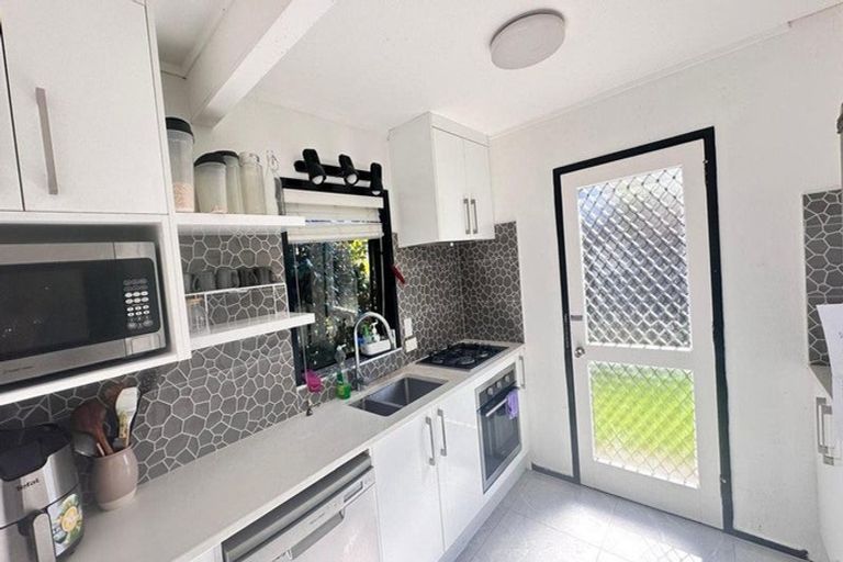 Photo of property in 2/19 Challen Close, Conifer Grove, Takanini, 2112