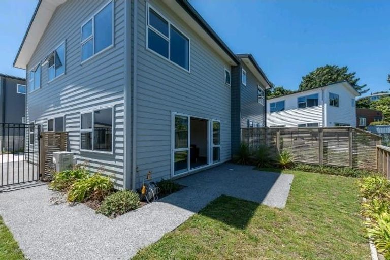 Photo of property in 2/20 Glanmire Road, Newlands, Wellington, 6037