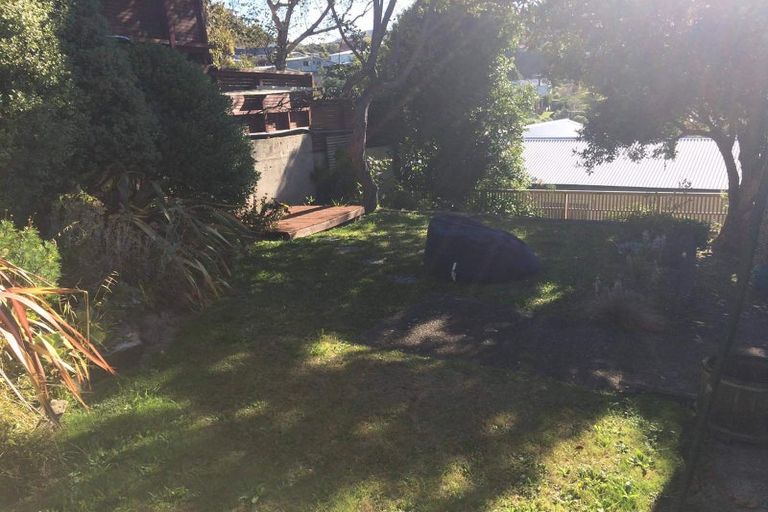 Photo of property in 27 Kellsmere Crescent, Island Bay, Wellington, 6023