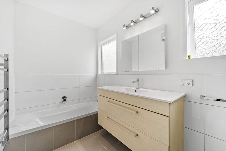 Photo of property in 1 Garmons Way, Castor Bay, Auckland, 0620