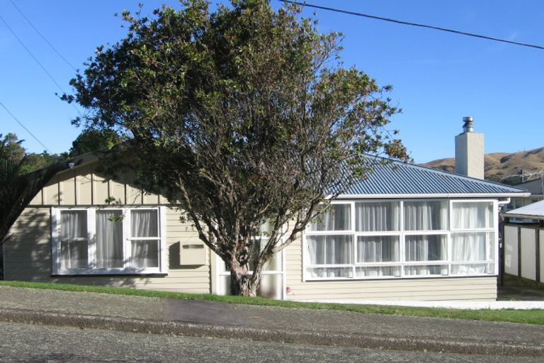 Photo of property in 10 Catherine Crescent, Paparangi, Wellington, 6037