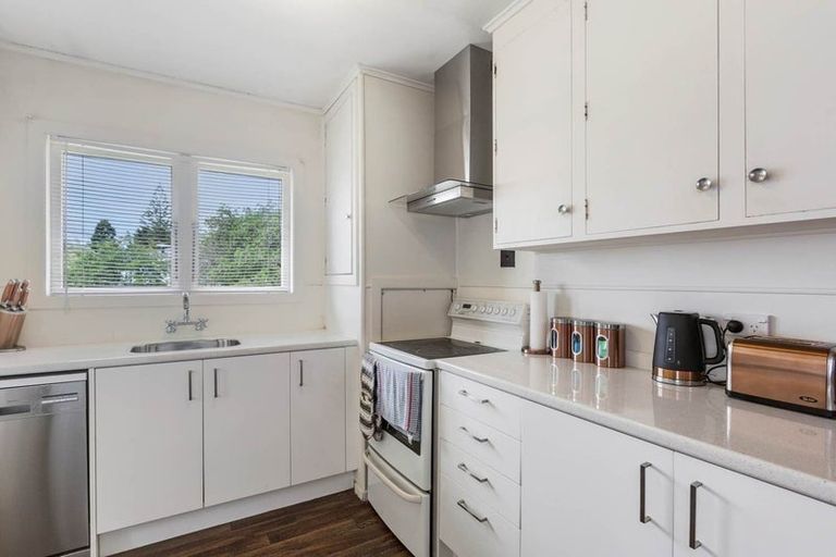 Photo of property in 19 Vodanovich Road, Te Atatu South, Auckland, 0610