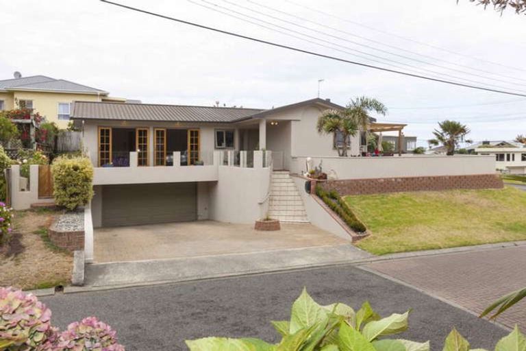 Photo of property in 117 Seaview Road, Paraparaumu Beach, Paraparaumu, 5032