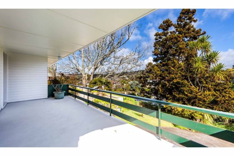 Photo of property in 72 La Rosa Street, Green Bay, Auckland, 0604