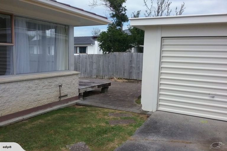 Photo of property in 2/16 Mannering Place, Hillcrest, Auckland, 0627