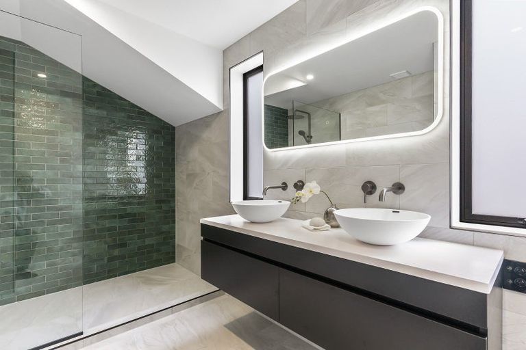 Photo of property in 1 The Crest, Sunnyhills, 2010