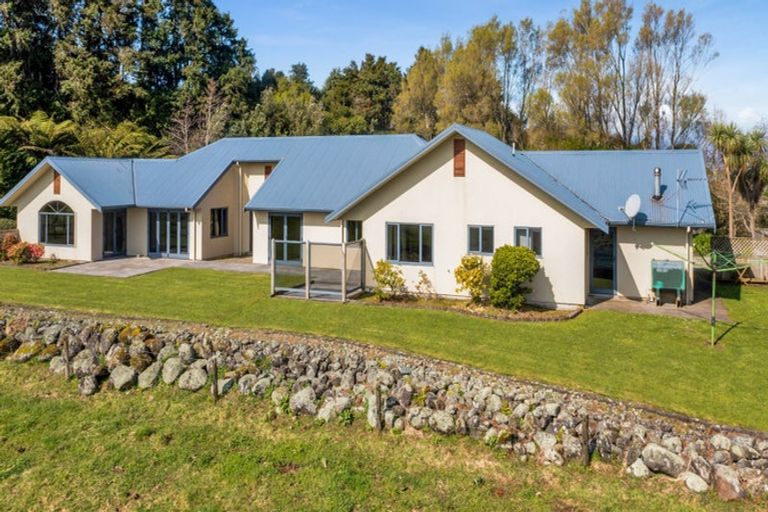 Photo of property in 311 Croydon Road, Midhirst, Stratford, 4394