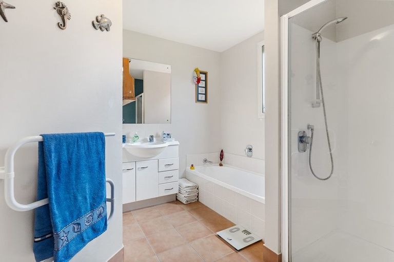 Photo of property in 16 View Ridge Drive, Ranui, Auckland, 0612