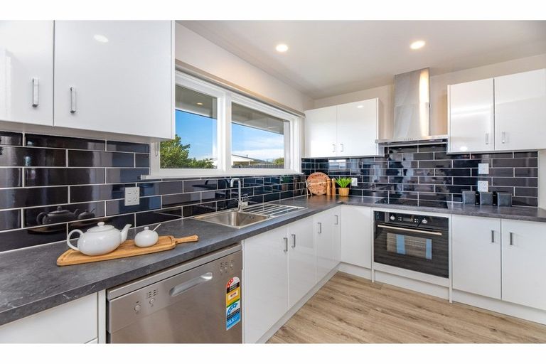 Photo of property in 17 Cromer Place, New Brighton, Christchurch, 8062