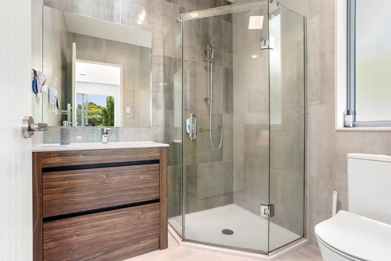 Photo of property in 4/4 Forest Road, Henderson, Auckland, 0612