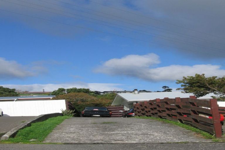 Photo of property in 11a Colchester Crescent, Newlands, Wellington, 6037