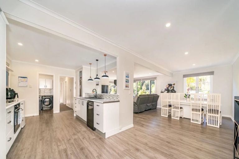 Photo of property in 114 Pinehaven Road, Pinehaven, Upper Hutt, 5019