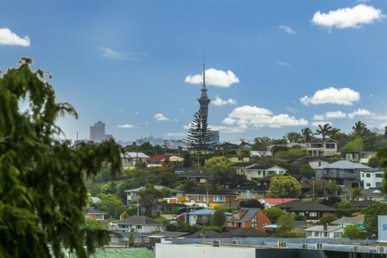 Photo of property in 11 Roband Avenue, Glenfield, Auckland, 0629