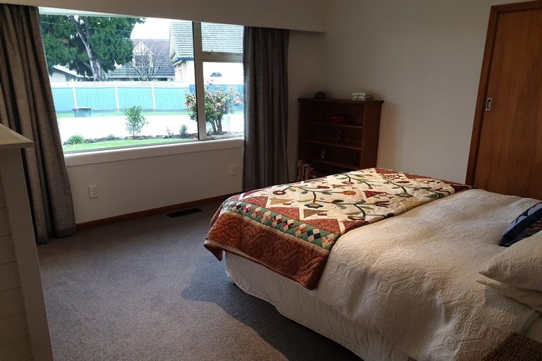 Photo of property in 8 Saulbrey Grove, Woburn, Lower Hutt, 5010