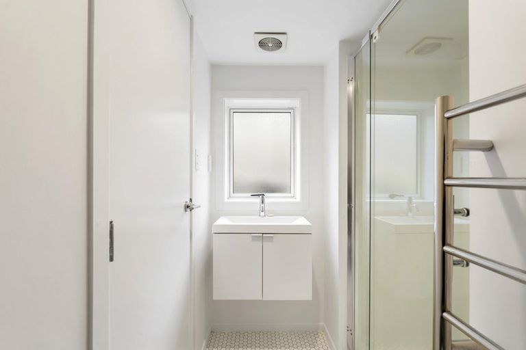 Photo of property in 1/8 Fowler Street, Northcote, Auckland, 0627