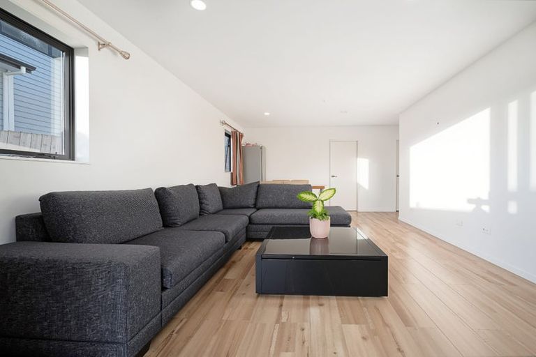 Photo of property in 32 Mcwhirters Farm Lane, Massey, Auckland, 0614