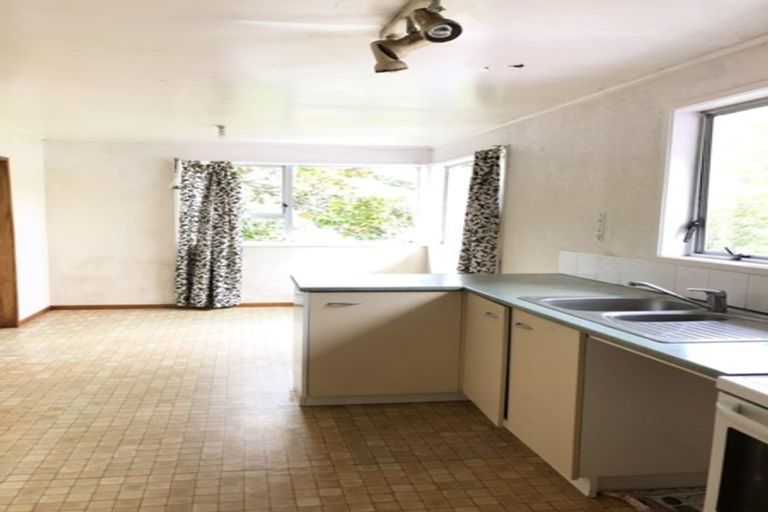 Photo of property in 3 Tahu Crescent, Sunnynook, Auckland, 0620