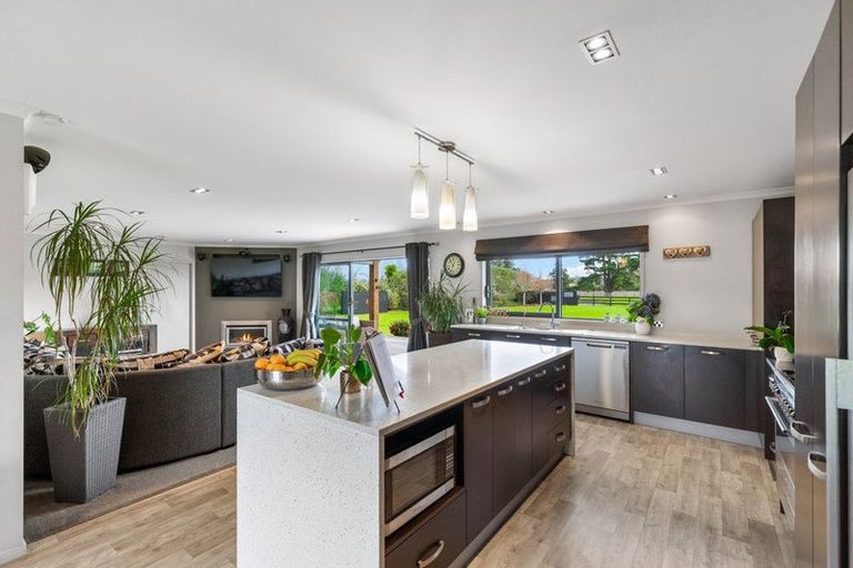 Photo of property in 124 Boord Crescent, Kumeu, 0891