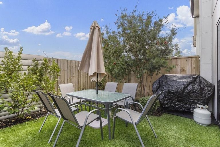 Photo of property in 52e Vodanovich Road, Te Atatu South, Auckland, 0610