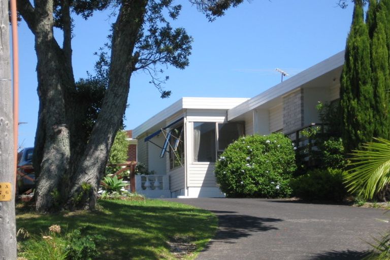 Photo of property in 2/42 Beach Road, Castor Bay, Auckland, 0620