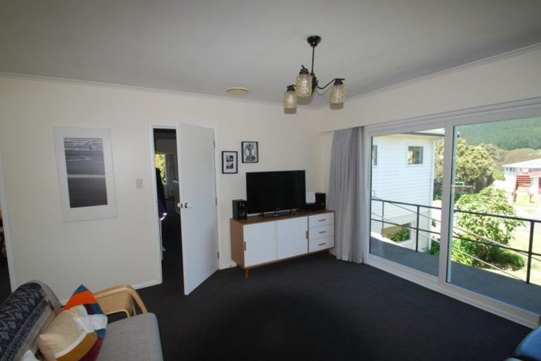 Photo of property in 109 Taylor Terrace, Tawa, Wellington, 5028