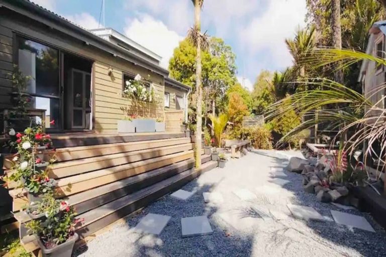 Photo of property in 556 Scenic Drive, Waiatarua, Auckland, 0612