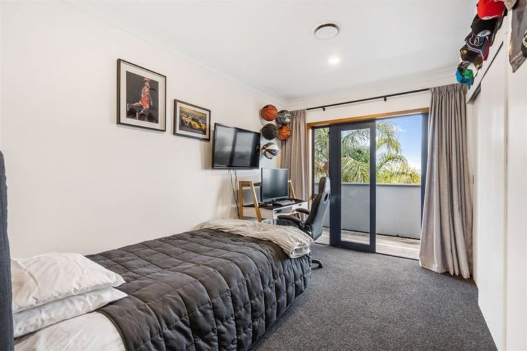 Photo of property in 18 Ravenwood Drive, Forrest Hill, Auckland, 0620