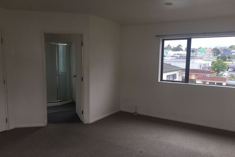 Photo of property in 9b Woodall Place, Totara Vale, Auckland, 0627