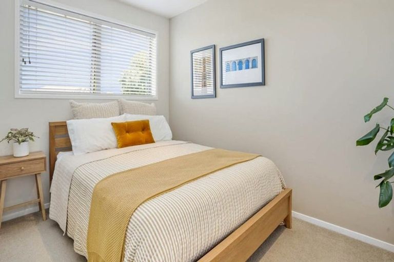 Photo of property in 2/4 Beach Road, Castor Bay, Auckland, 0620