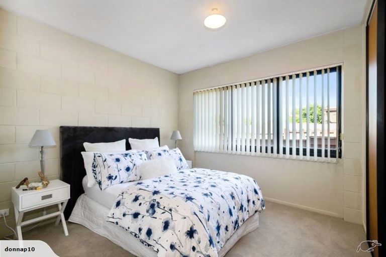 Photo of property in 2/10 Park Estate Road, Rosehill, Papakura, 2113