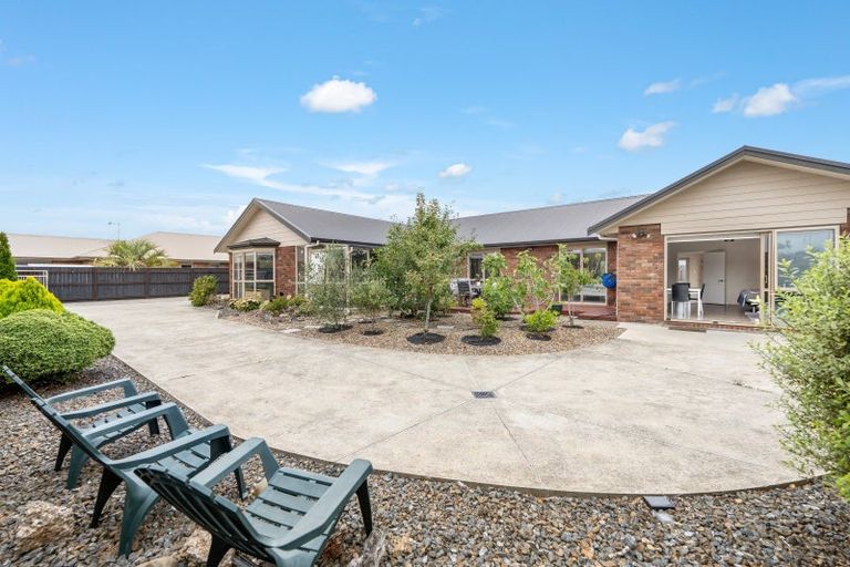 Photo of property in 11 Chestnut Close, Kelvin Grove, Palmerston North, 4414