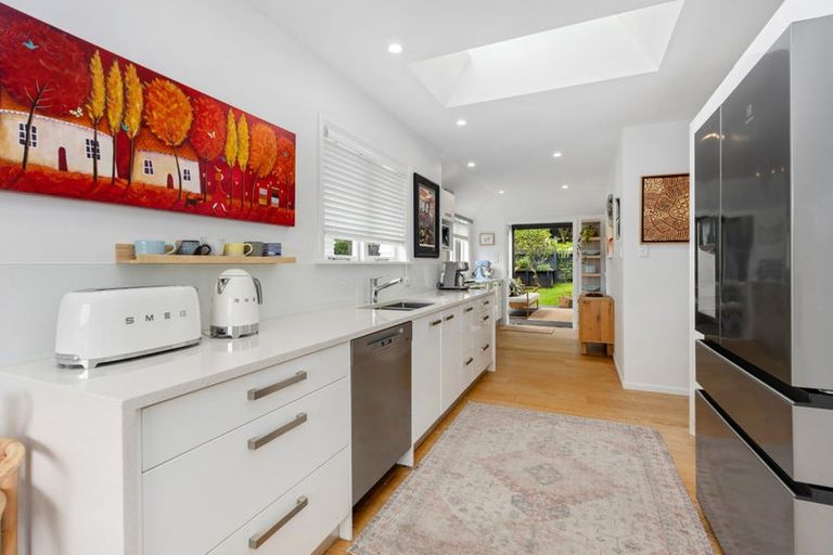 Photo of property in 70 Selwyn Crescent, Forrest Hill, Auckland, 0620