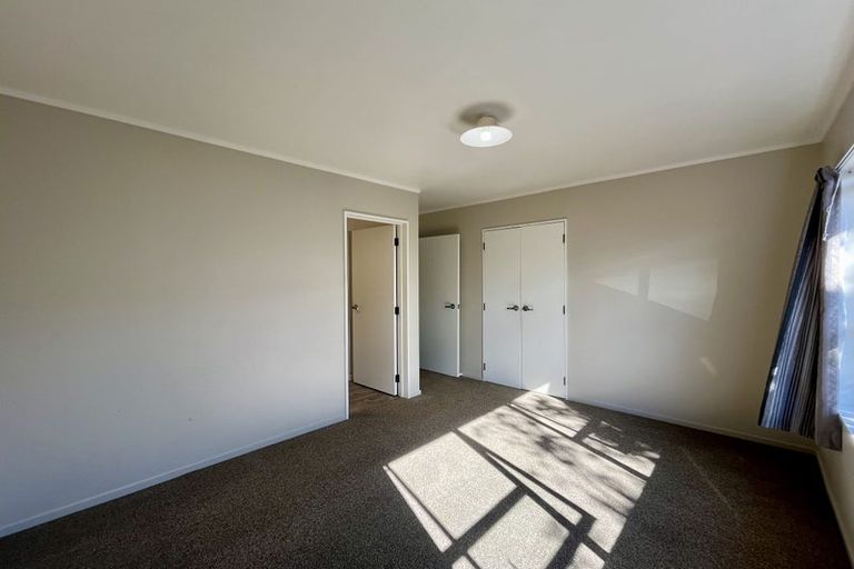 Photo of property in 2/5 Woodall Place, Totara Vale, Auckland, 0627
