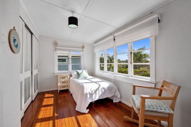 Photo of property in 2/33a Glen Road, Stanley Point, Auckland, 0624