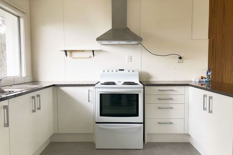 Photo of property in 2/15 Trojan Crescent, New Lynn, Auckland, 0600