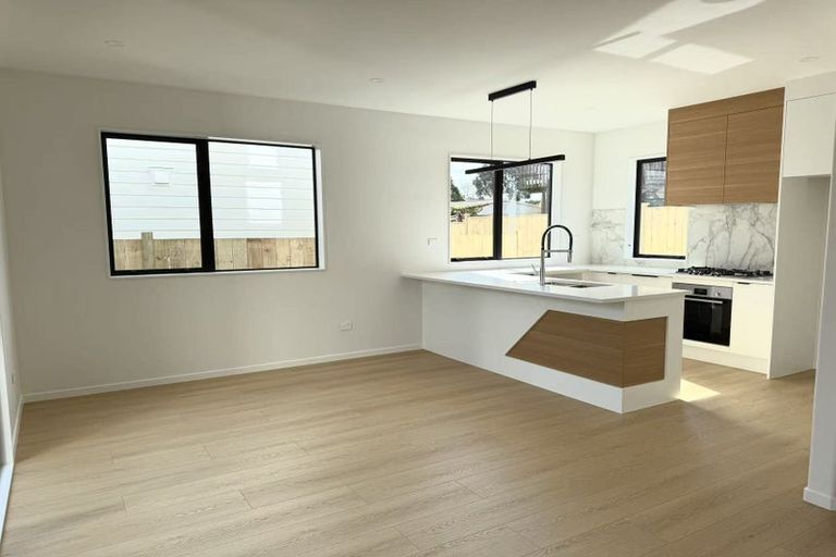 Photo of property in 16 Exmouth Road, Northcote, Auckland, 0627