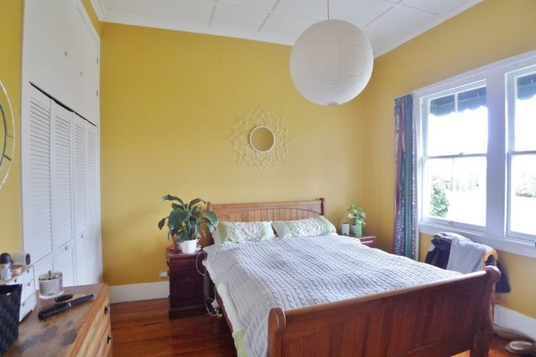 Photo of property in 24 Graham Avenue, Te Atatu Peninsula, Auckland, 0610