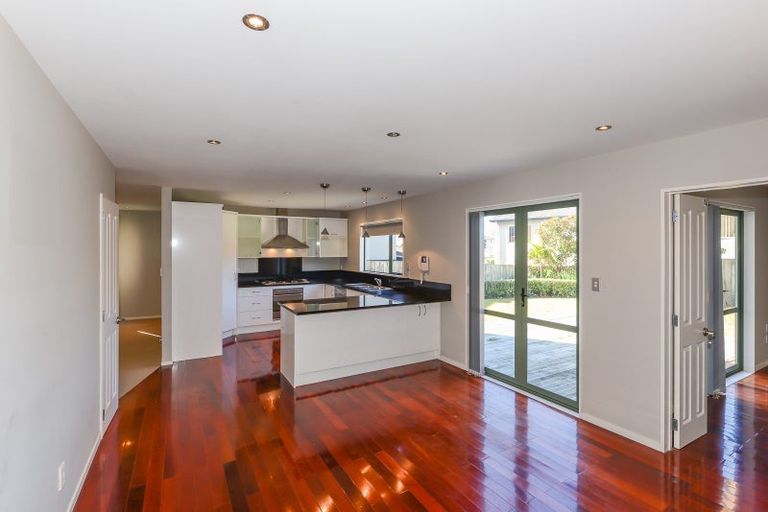 Photo of property in 76 Medallion Drive, Oteha, Auckland, 0632