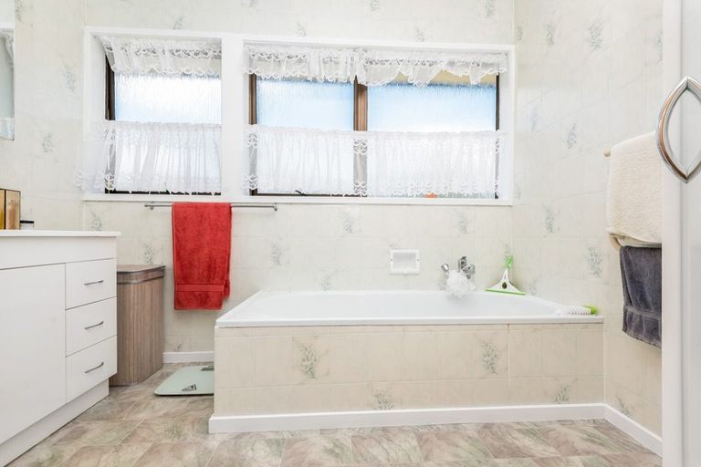 Photo of property in 10 Challen Close, Conifer Grove, Takanini, 2112