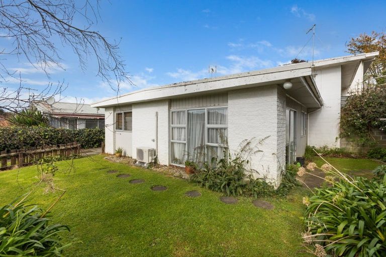 Photo of property in 7 Fairview Place, Westown, New Plymouth, 4310