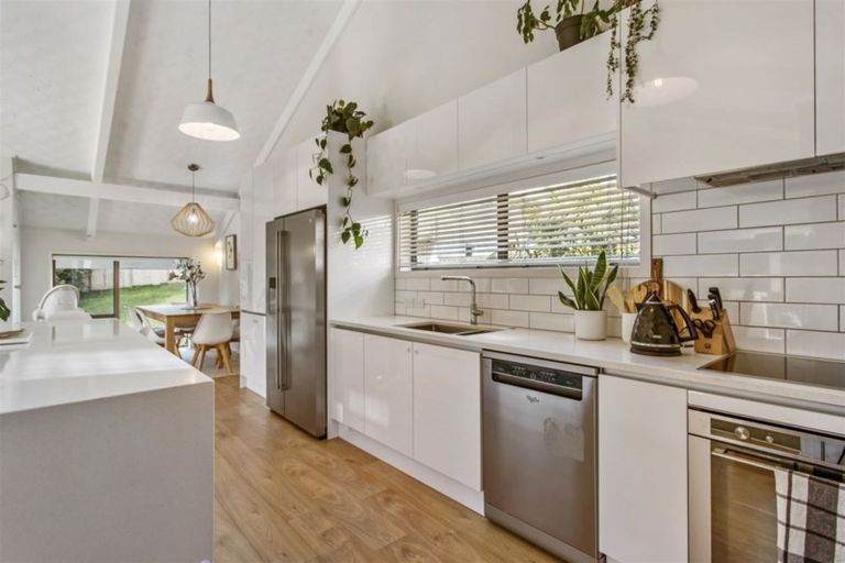 Photo of property in 12 Pine Terrace, Howick, Auckland, 2014