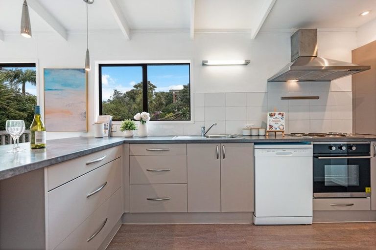 Photo of property in 2/104 Ocean View Road, Northcote, Auckland, 0627