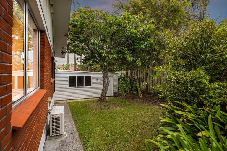 Photo of property in 2/7 Ian Place, Glendene, Auckland, 0602