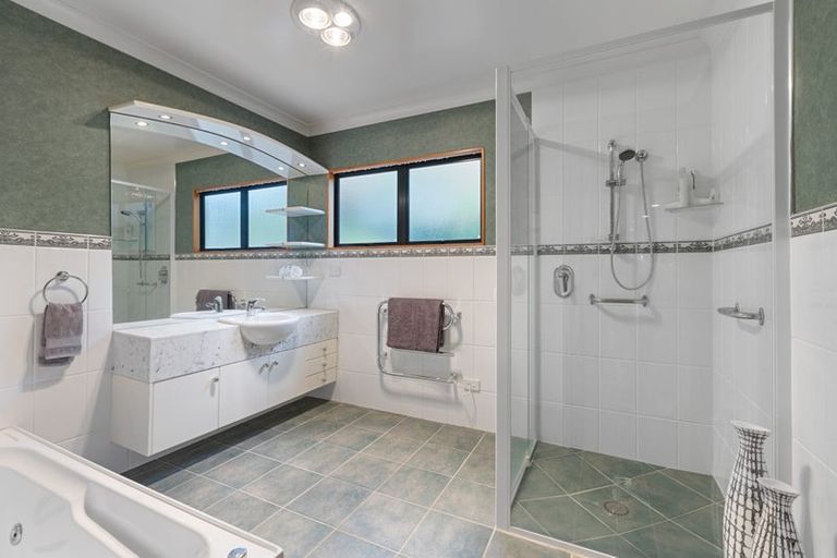 Photo of property in 3 Fairfax Terrace, Frankleigh Park, New Plymouth, 4310