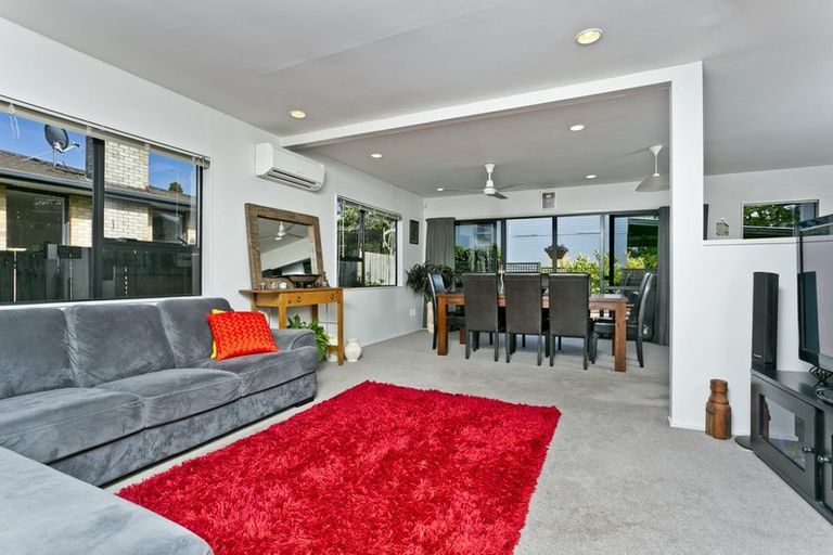 Photo of property in 2/182 Queen Street, Northcote Point, Auckland, 0627